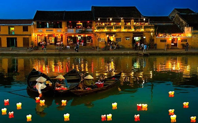 Trải nghiệm thả đèn hoa đăng bên bờ sông Hoài thơ mộng